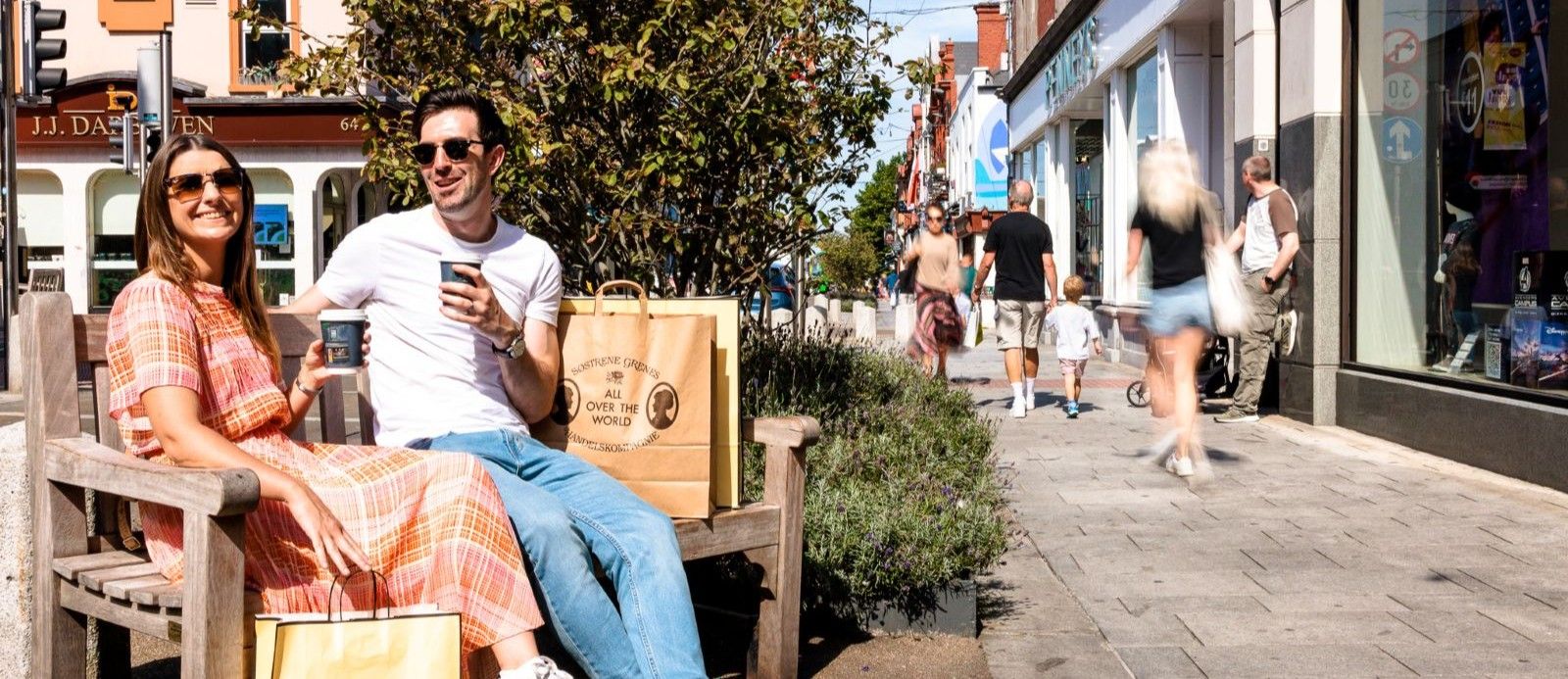 Shoppers on bench, Dun Laoghaire, Co Dublin_TI7U6Z (1)